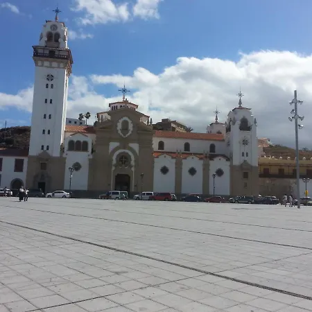 Tenerife Los Cristianos: Ad Un Passo Dal Mare. *