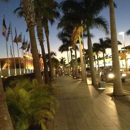 Tenerife Los Cristianos: Ad Un Passo Dal Mare.